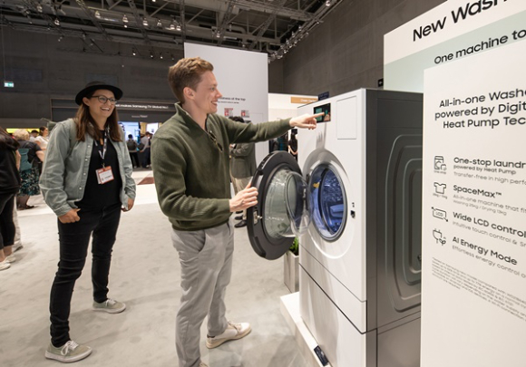 삼성전자 부스에서 관람객들이 세탁건조기 신제품을 살펴보고 있다. [사진=삼성전자]