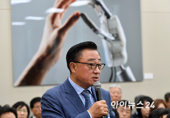 고동진 삼성전자 사장이 26일 오후 서울 여의도 국회에서 열린 과학기술정보방송통신위원회의 과학기술정보통신부 종합감사에서 의원 질문에 답변하고 있다. [사진=아이뉴스24 DB]