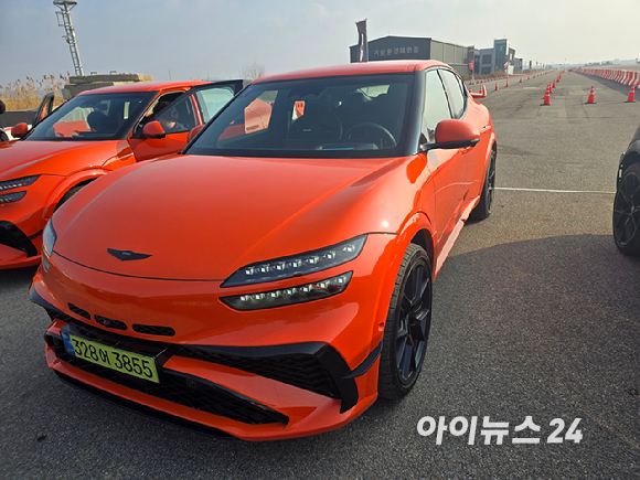 한국교통안전공단 내에서 진행한 제네시스 'GV60 마그마' 드래그 레이싱 모습. [사진=김종성 기자]