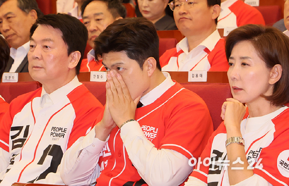 김용태 국민의힘 비상대책위원장이 3일 서울 여의도 국회 도서관에 마련된 국민의힘 개표 상황실에서 제21대 대통령 선거 방송3사 출구조사 결과를 보며 굳은 표정을 짓고 있다. [사진=정소희 기자]