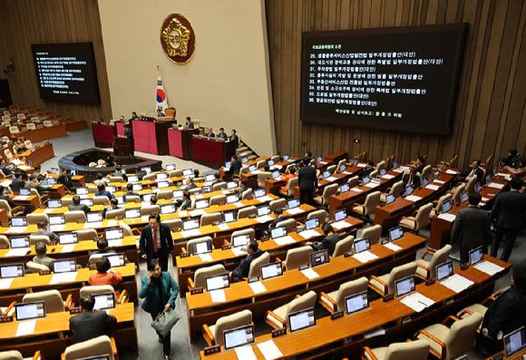  13일 국회 본회의에서 국토교통위원회 소관 법안 처리를 앞두고 국민의힘 의원들이 김윤덕 국토교통부 장관의 회의 불참을 문제 삼으며 퇴장하고 있다. [사진=연합뉴스]
