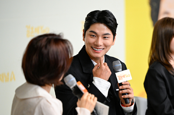 '결혼해YOU' 온라인 제작발표회에 참석한 배우 이이경 [사진=채널A]