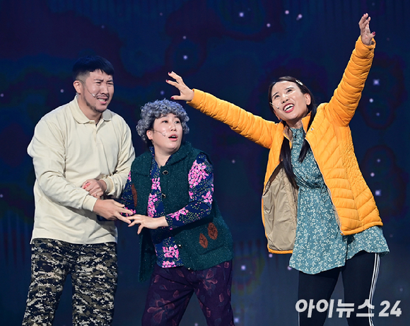 '개그콘서트'가 4%대 시청률로 새로운 출발을 알렸다. 사진은 지난 12일 방송된 개그콘서트 1051회. [사진=KBS2 방송화면]