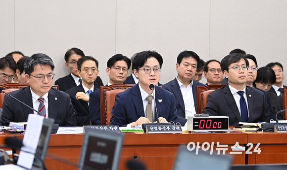 김정관 산업통상부 장관이 13일 서울 국회에서 열린 산업통상자원중소벤처기업위원회 국정감사에서 질의에 답하고 있다. [사진=곽영래]