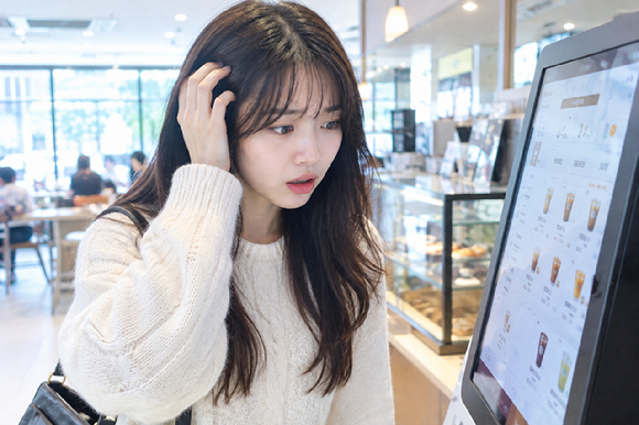 서울 한 카페의 키오스크 모습. 기사와 직접 관련이 없는 사진 [사진=연합뉴스]