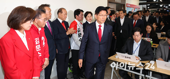 김문수 국민의힘 대선 후보가 4일 서울 여의도 당사에서 대선 결과에 승복하는 기자회견을 마치고 관계자가 꽃다발을 전달하자 사양하고 있다. [사진=정소희 기자]