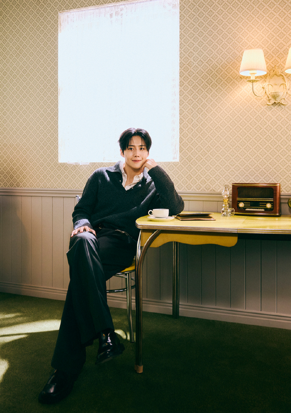 배우 김선호가 넷플릭스 시리즈 '이 사랑 통역 되나요?' 인터뷰에 앞서 포즈를 취하고 있다. [사진=넷플릭스]