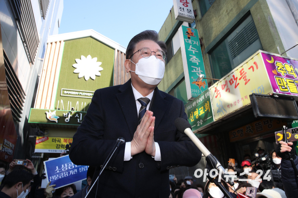 이재명 더불어민주당 대선 후보가 8일 오후 서울 강서구 방화동 방신전통시장 고객지원센터에서 열린 전국자영업자·소상공인단체 대표단 긴급간담회에 앞서 유권자들에게 지지를 호소하고 있다. [사진=국회사진취재단]