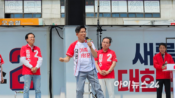 김문수 국민의힘 대선 후보가 29일 오전 인천 계양구 계양1동 주민센터에 마련된 사전투표에서 딸 김동주 씨와 함께 투표하고 있다. [사진=연합뉴스]