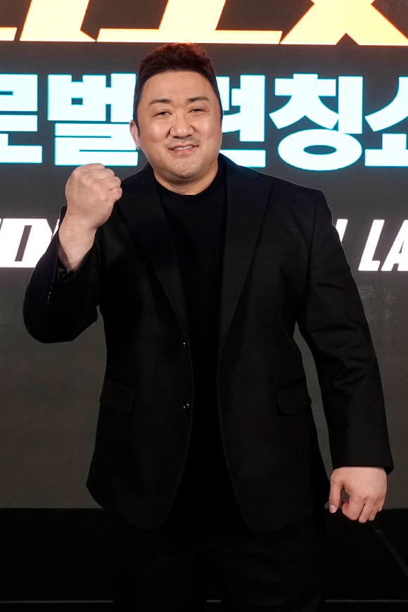 배우 마동석이 22일 온라인으로 진행된 영화 '범죄도시2' 글로벌 런칭쇼에 참석해 포즈를 취하고 있다. [사진=에이비오엔터테인먼트]