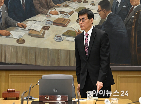 이창용 한국은행 총재가 29일 서울 중구 한국은행에서 열린 금융통화위원회에 참석하고 있다. [사진=곽영래 기자]