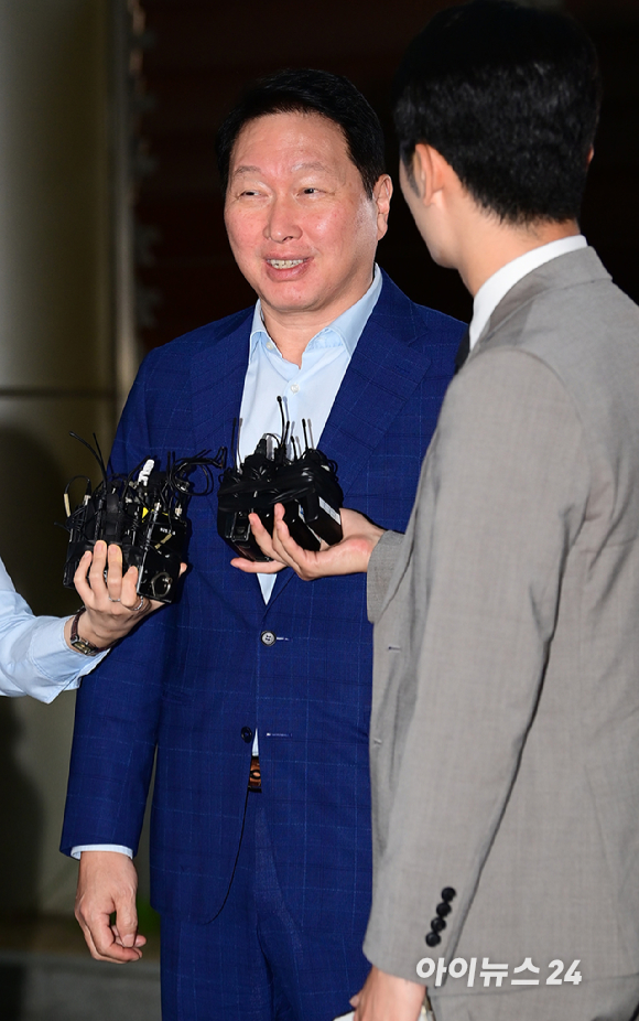 최태원 SK그룹 회장이 손정의 소프트뱅크 회장의 초청으로 미국 플로리다주 마러라고 리조트에서 열리는 투자 행사에 참석하기 위해 16일 오후 서울 강서구 김포비즈니스항공센터를 통해 출국하는 중 취재진과 인터뷰를 갖고 있다. [사진=정소희 기자]