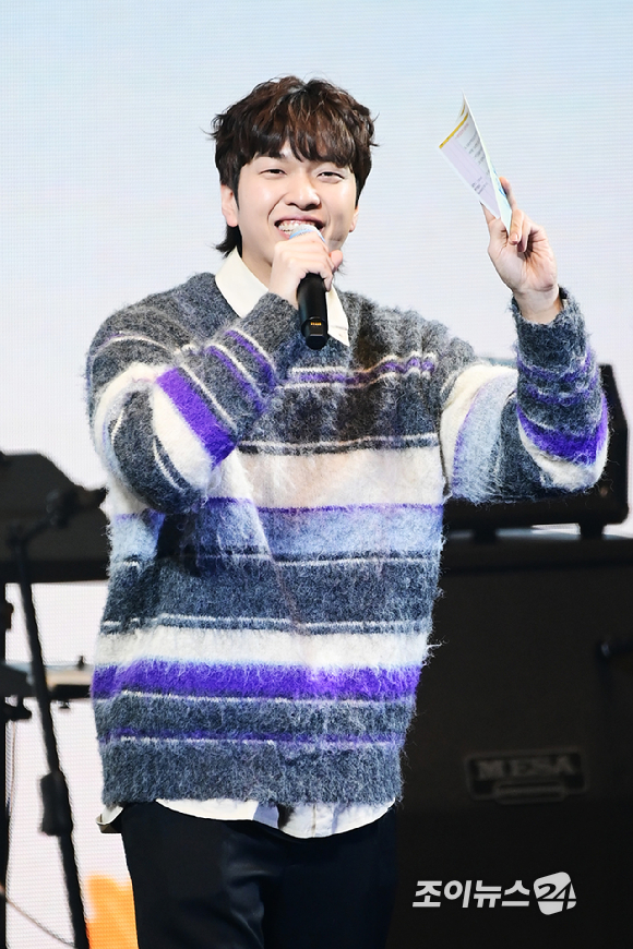 방송인 유재필이 21일 오후 서울 송파구 잠실학생체육관에서 열린 '2026 JOY콘서트 - 보이스 오브 스프링(Voice of spring)'에서 MC로 참석해 재치 넘치는 진행을 선보이고 있다. [사진=정소희 기자]