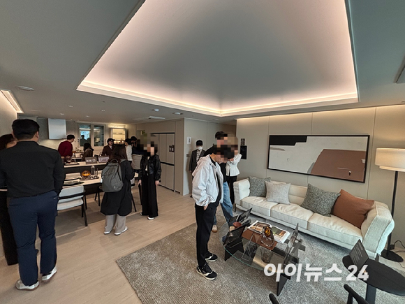 의정부역 센트럴 아이파크 견본주택 내부에 마련된 전용 84㎡ 유니트 내부 안이 둘러보는 방문객들로 가득 차 있는 모습. 2026.04.03. [사진=김민지 기자]