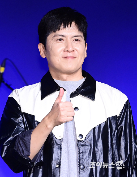 아묻따밴드 홍경민이 12일 오후 서울 동숭동 SA홀에서 열린 첫 디지털 싱글 '알고 있잖아' 발매 기념 쇼케이스에 참석해 무대를 선보이고 있다. [사진=정소희 기자]