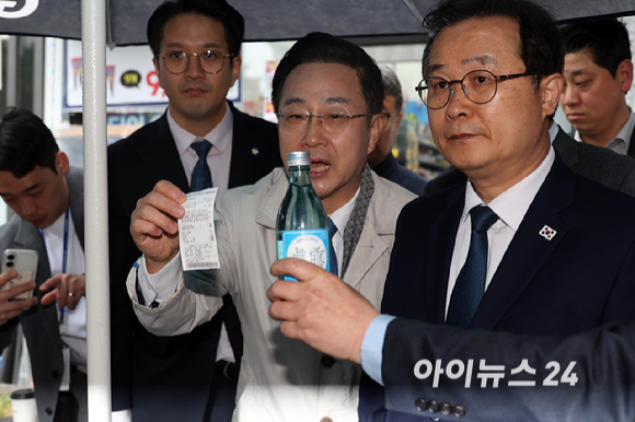 국회 '윤석열 정권 정치검찰 조작기소 의혹 사건 진상규명 국정조사특별위원회'가 '연어 술 파티', '진술 회유 의혹' 검증을 위해 9일 경기 수원지검을 현장 방문한 가운데 인근 편의점에서 박성준 더불어민주당 간사를 비롯한 의원들이 '당시 쌍방울 직원이 소주를 사서 생수병에 넣었다'는 주장과 함께 현장 재연을 하고 있다. [사진=국회사진기자단]