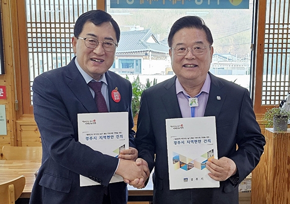 지난 8일 주낙영 경주시장(왼쪽)이 지난 주말 경주의 한 한식당에서 우동기 지방시대위원장을 만나 지역 현안 사업에 대해 논의하고 기념사진을 찍고 있다. [사진=경주시청]