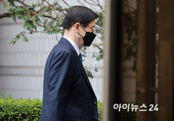 윤석열 전 대통령 체포를 방해한 혐의를 받고 있는 박종준 전 경호처장이 2일 오전 서울 서초구 서울중앙지법에서 열린 공판에 출석하고 있다. [사진=사진공동취재단]