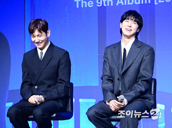 '데뷔 20주년'을 맞은 그룹 동방신기(TVXQ!)가 26일 오후 서울 영등포구 콘래드 서울에서 열린 아홉 번째 정규앨범 '20&2' 발매 기념 기자간담회에 참석하고 있다. [사진=정소희 기자]