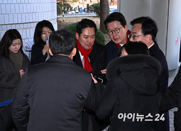 추경호 국민의힘 의원이 2일 서울 서초구 서울중앙지방법원에서 열린 구속 전 피의자 심문(영장실질심사)에 출석하며 장동혁 대표 등 국민의힘 지도부의 의원들의 응원을 받고 있다. [사진=정소희 기자]