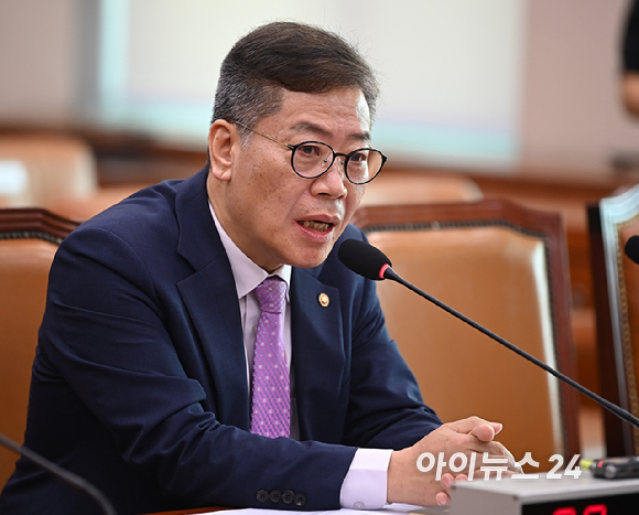김용빈 중앙선거관리위원회 사무총장이 14일 오전 서울 여의도 국회에서 열린 법제사법위원회 전체회의에서 의원 질의에 답변하고 있다. [사진=곽영래 기자]