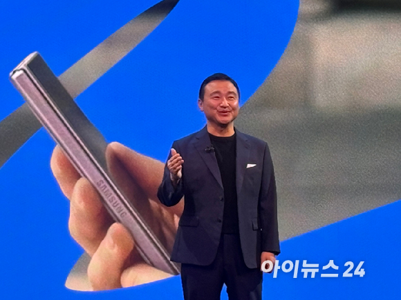 노태문 삼성전자 DX부문장 사장이 22일(현지시간) 영국 런던에서 열린 갤럭시 언팩 2026에서 기조연설을 하고 있다. [사진=권서아 기자]