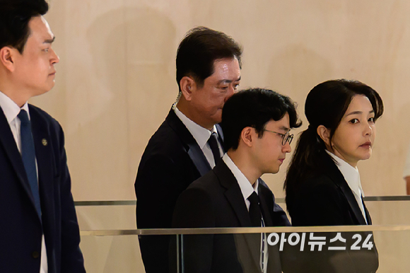 윤석열 전 대통령의 배우자 김건희 여사가 2025년 8월 6일 광화문에 위치한 ‘김건희 특검’ 사무실에 출석하고 있다. [사진=사진공동취재단]