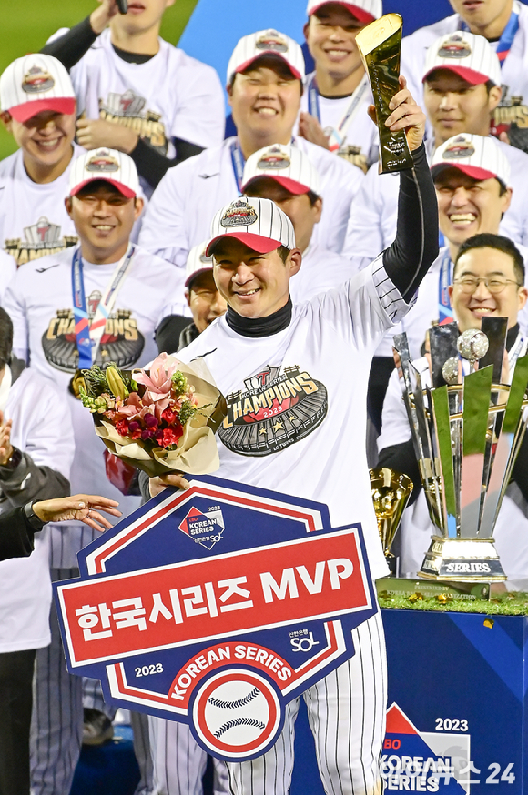 LG는 13일 잠실구장에서 벌어진 2023 신한은행 쏠 KBO KS 5차전에서 KT 위즈를 상대로 6-2로 승리를 거두고 29년 만에 한국시리즈 제패를 했다. 한국시리즈 MVP에 선정된 오지환이 기념촬영을 하고 있다. [사진=곽영래 기자]