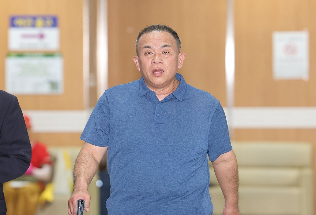 정치 브로커 명태균씨로부터 여론조사를 무상으로 받은 혐의로 기소된 윤석열 전 대통령이 13일 서초구 서울중앙지방법원에서 열린 1심 선고공판에서 선고 내용을 듣고 있다. 윤 전 대통령은 이날 징역 2년을 선고받았다. 2026.7.13. [사진=연합뉴스]