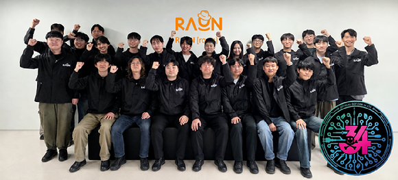 라온시큐어 화이트해커들이 '데프콘 CTF 2026' 출전을 앞두고 기념 사진을 촬영하고 있다. [사진=라온시큐어]