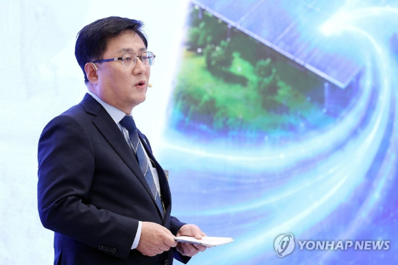 김성환 기후에너지환경부 장관이 29일 청와대에서 이재명 대통령 주재로 열린 3대 메가프로젝트 국민보고회에서 정책을 발표하고 있다. [사진=연합뉴스]