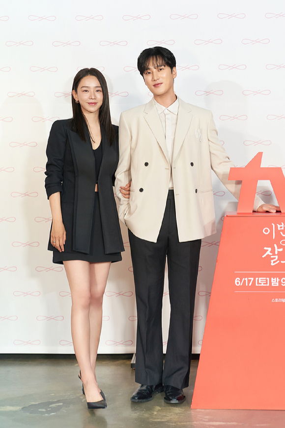 배우 신혜선, 안보현이 14일 온라인으로 진행된 tvN 새 토일드라마 '이번 생도 잘 부탁해' 제작발표회에 참석해 포즈를 취하고 있다. [사진=tvN]