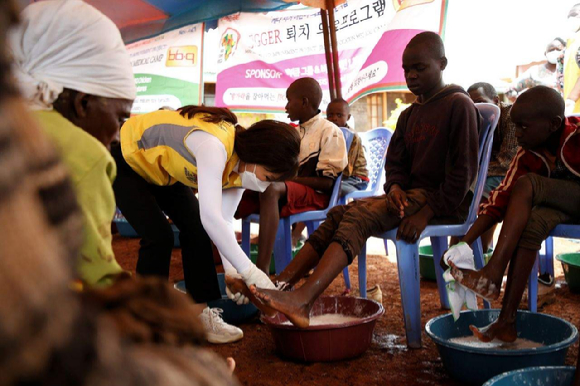 케냐 무랑가 카운티 키레레 초등학교에 의료 보건 사업으로 모래벼룩(Jigger) 박멸 봉사를 진행하고 있다. [사진=BBQ ]