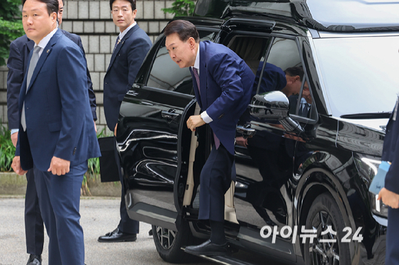 윤석열 전 대통령이 16일 오전 서울 서초구 서울중앙지방법원에서 열린 내란 우두머리 혐의&middot;직권남용 권리행사 방해 혐의 사건 7차 공판에 출석하고 있다. [사진=사진공동취재단]