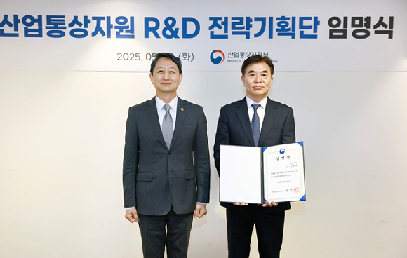 안덕근 산업부 장관과 김현석 신임 전략기획단장(오른쪽). [사진=산업부]