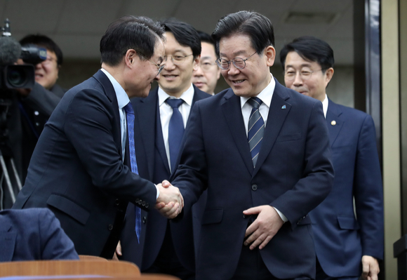 이재명 더불어민주당 대표가 21일 오후 서울 여의도 국회에서 열린 의원총회에 참석하며 허영 민주당 의원과 악수하고 있다. [사진=뉴시스]