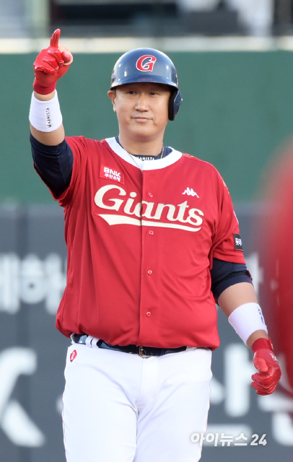 '조선의 4번 타자' 롯데 이대호의 은퇴식이 8일 부산 동래구 사직야구장에서 열린 가운데 이대호의 다양한 모습. [사진=정소희 기자]