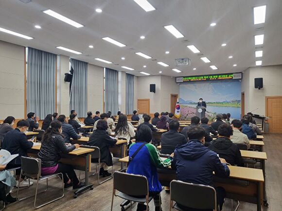 지난 31일 장성군 농업기술센터에서 열린 네트워킹 교육에서 장성군민들이 강연을 듣고 있다. [사진=장성군]