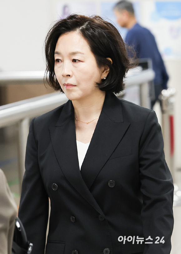 1억원의 공천 헌금 의혹을 받는 김경 전 서울시의원이 14일 서울 서초구 서울중앙지방법원에서 열린 1심 선고 공판에 출석하고 있다. [사진=곽영래 기자]