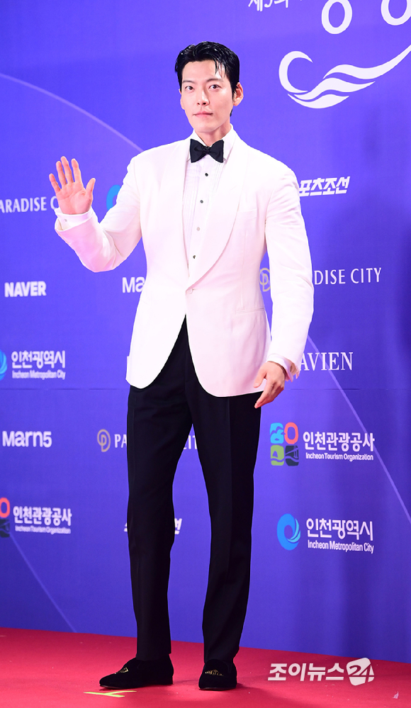 '다 이루어질지니' 배우 김우빈이&nbsp;31일 오후&nbsp;인천시 영종구 운서동 파라다이스시티에서 열린&nbsp;제5회 청룡시리즈어워즈&nbsp;레드카펫 행사에 참석하고 있다. [사진=정소희 기자]