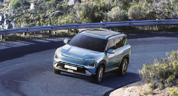 기아는 지난달 25일(현지시간) 중국 쓰촨성 청두에서 열린 '2023 청두 국제 모터쇼'에서 준중형 전동화 스포츠유틸리티차량(SUV) 모델인 'The Kia EV5' 를 세계 최초로 선보였다. [사진=기아]