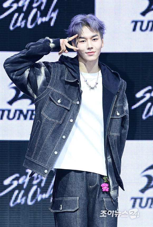 3일 오후 서울 광진구 광장동 예스24라이브홀에서 신인 보이그룹&nbsp;튜넥스(TUNEXX)&nbsp;첫 번째 미니 앨범 '셋 바이 어스 온리'(SET BY US ONLY) 발매 기념 쇼케이스가 열렸다.&nbsp;튜넥스 제온이 포토타임을 갖고 있다. [사진=정소희 기자]