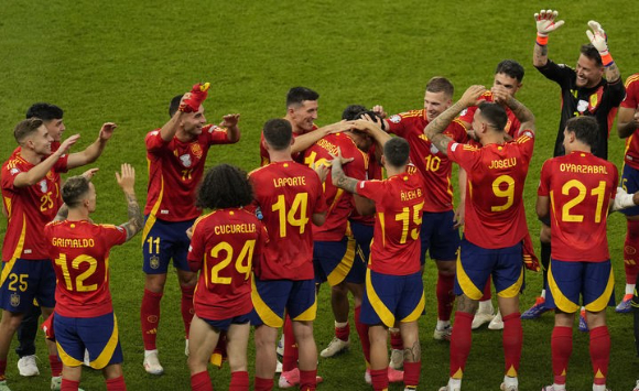 스페인축구대표팀 선수들이 15일(한국시간) 열린 잉글랜드와 '유로 2024' 결승에서 2-1로 승리를 거둬 우승을 차지한 뒤 서로 기뻐하고 있다. [사진=뉴시스]