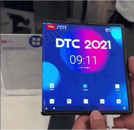 TCL이 지난달 'DTC 2021'에서 공개한 '폴드앤롤' 시제품 [사진=유튜브 '안드로인터레스트']