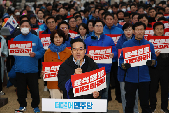 윤석열 대통령 파면 촉구 도보행진에 참가한 더불어민주당 의원들이 12일 서울 여의도 국회에서 광화문을 향해 출발하고 있다. [사진=곽영래 기자]