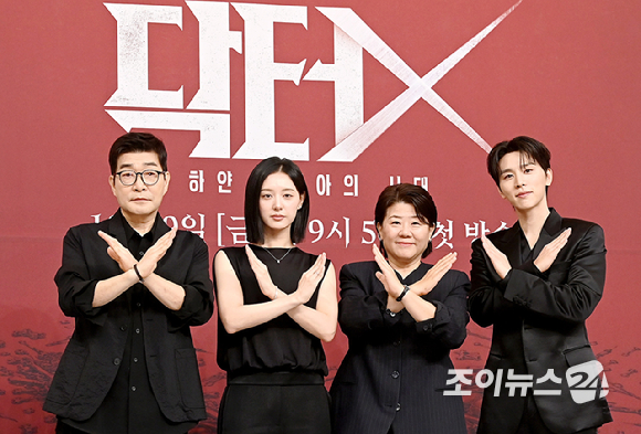 배우 손현주, 김지원, 이정은, 김우석이 7일 서울 목동 SBS에서 열린 '닥터X : 하얀 마피아의 시대' 제작발표회에서 포즈를 취하고 있다. [사진=곽영래 기자]