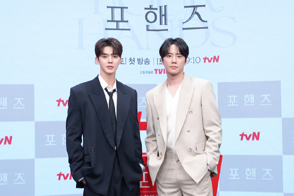 '포핸즈' 이준영 "송강, 둘이 피아노 치는 신엔 꼭 어깨 운동⋯조금 불편했다"