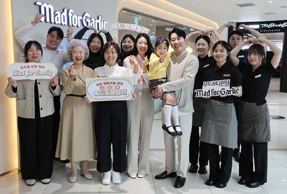 엠에프지코리아(MFG KOREA)가 24일 서울 매드포갈릭 영등포타임스퀘어점에서 모두의 다이닝 매드포갈릭(대표 윤다예) 2026년 브랜드 미션 '매드포패밀리'를 공식 선언하고 있다. [사진=매드포갈릭]