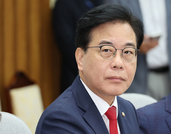 국민의힘 송언석 비상대책위원장 겸 원내대표가 22일 국회에서 열린 원내대책회의에 참석해 있다. [사진=연합뉴스]