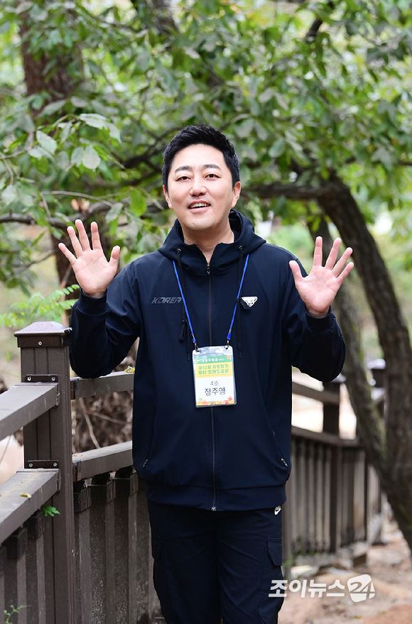 25일 서울 강북구 우이동 북한산국립공원 일대에서 열린 '브브걸 민영과 함께 하는 팬트레킹-제12회 희망찾기 등산&middot;트레킹 교실'에 정주영 씨가 참석하고 있다. [사진=정소희 기자]